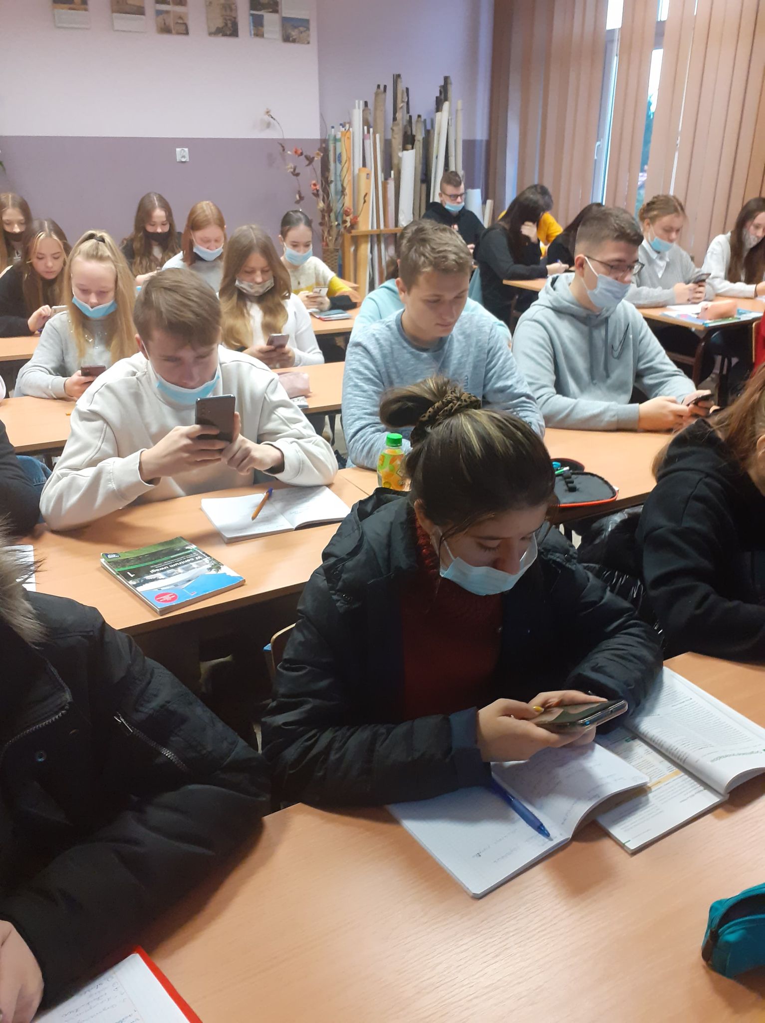 Uczniowie ze smartfonami