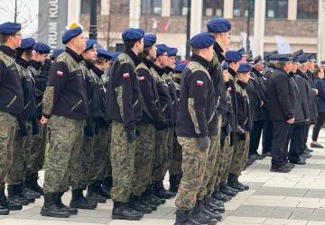 OBCHODY 106 ROCZNICY ODZYSKANIA PRZEZ POLSKĘ NIEPODLEGŁOŚCI Z UDZIAŁEM POCZTU SZTANDAROWEGO ORAZ UCZNIÓW KLAS MUNDUROWYCH ZS PROSZOWICE