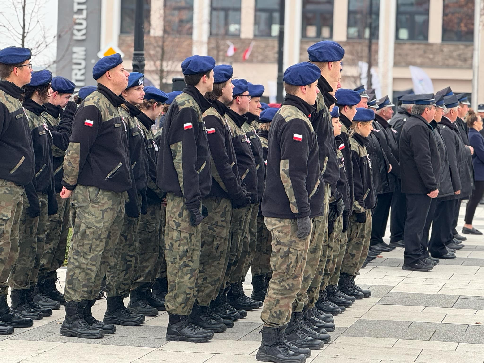 OBCHODY 106 ROCZNICY ODZYSKANIA PRZEZ POLSKĘ NIEPODLEGŁOŚCI Z UDZIAŁEM POCZTU SZTANDAROWEGO ORAZ UCZNIÓW KLAS MUNDUROWYCH ZS PROSZOWICE