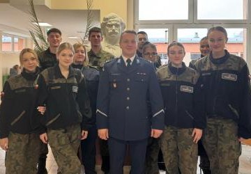 SPOTKANIE MATURZYSTÓW Z FUNKCJONARIUSZAMI KPP W PROSZOWICACH. PRELEKCJA NA TEMAT NOWYCH ZASAD DOBORU DO SŁUŻBY W POLICJI DLA KANDYDATÓW Z KLAS MUNDUROWYCH I KLAS MATURALNYCH