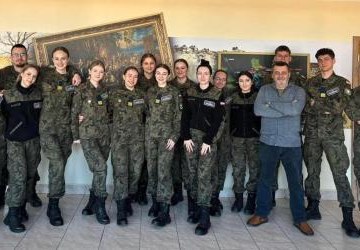 OSTATNI EGZAMIN PODSUMOWUJĄCY EDUKACJĘ WOJSKOWĄ UCZNIÓW KLASY 4A MUNDUROWEJ LO