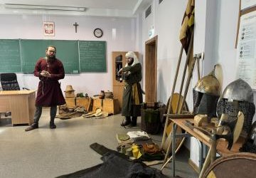 O ŚREDNIOWIECZU I REKONSTRUKCJI HISTORYCZNEJ … SPOTKANIE MŁODZIEŻY ZS PROSZOWICE Z CZŁONKAMI DRUŻYNY NAJEMNEJ RUJEWIT. PRELEKCJA W RAMACH OGÓLNOPOLSKIEGO PROJEKTU „1000 LECIE KRÓLESTWA POLSKIEGO”