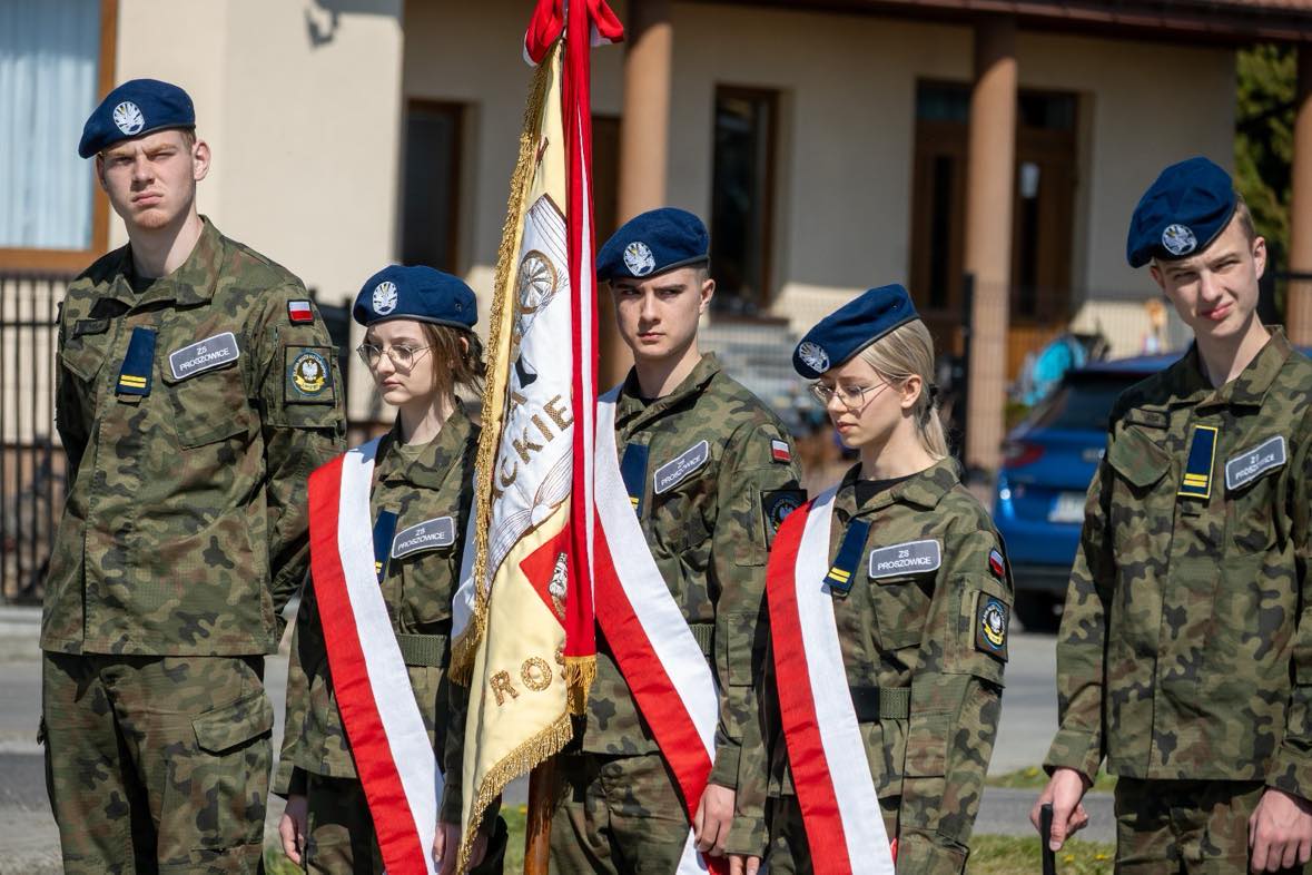 OBCHODY 81 ROCZNICY ZRZUTU CICHOCIEMNYCH Z UDZIAŁEM UCZNIÓW KLAS MUNDUROWYCH ZS PROSZOWICE