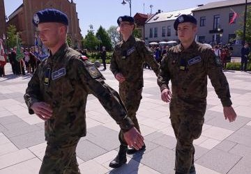 UROCZYSTE OBCHODY 234 ROCZNICY UCHWALENIA KONSTYTUCJI 3 MAJA Z UDZIAŁEM POCZTU SZTANDAROWEGO ORAZ KLAS MUNDUROWYCH ZS PROSZOWICE
