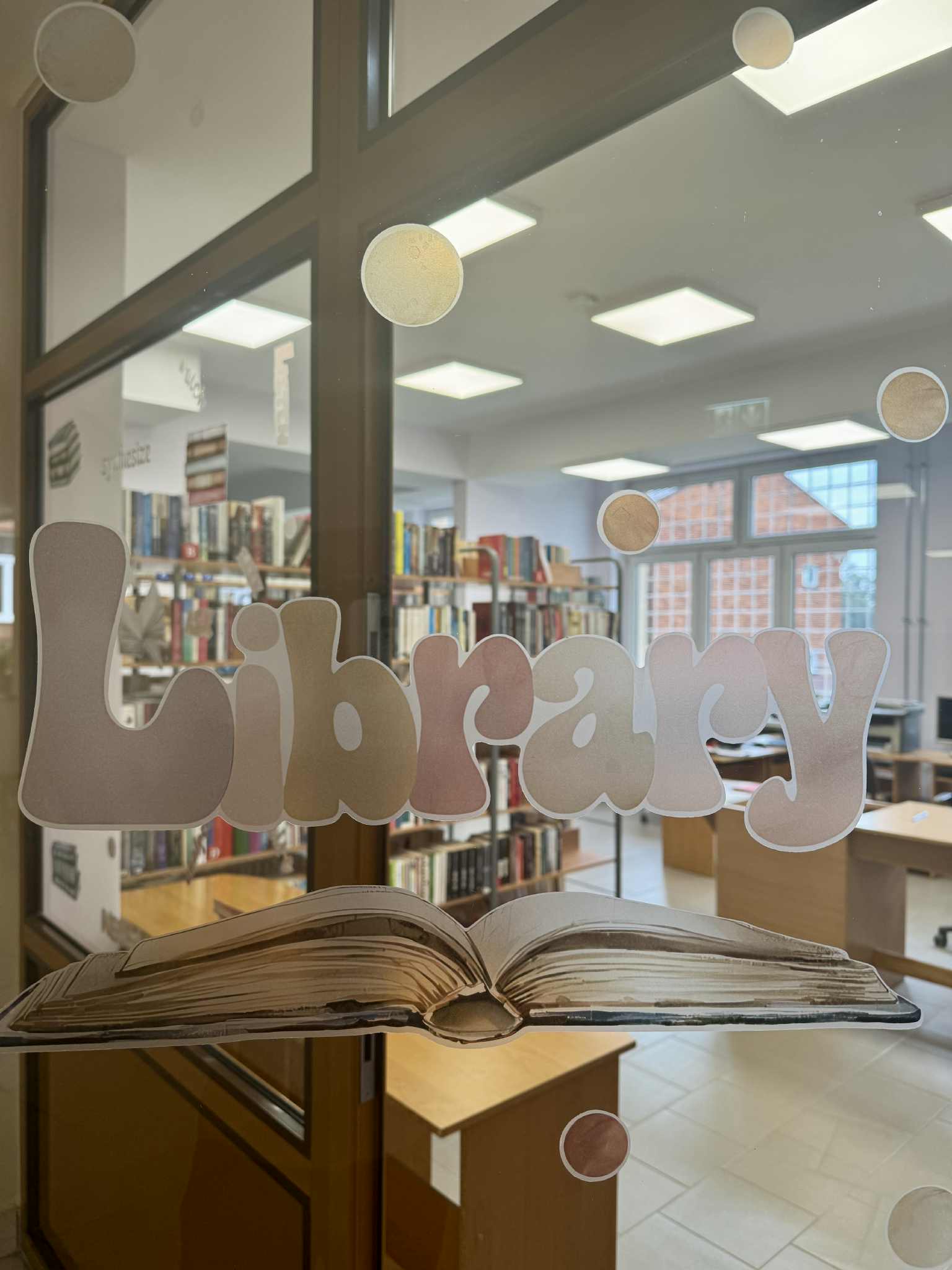 MIĘDZYNARODOWY MIESIĄC BIBLIOTEK SZKOLNYCH 2025 - BIBLIOTEKA ZAPRASZA CZŁOWIEKA