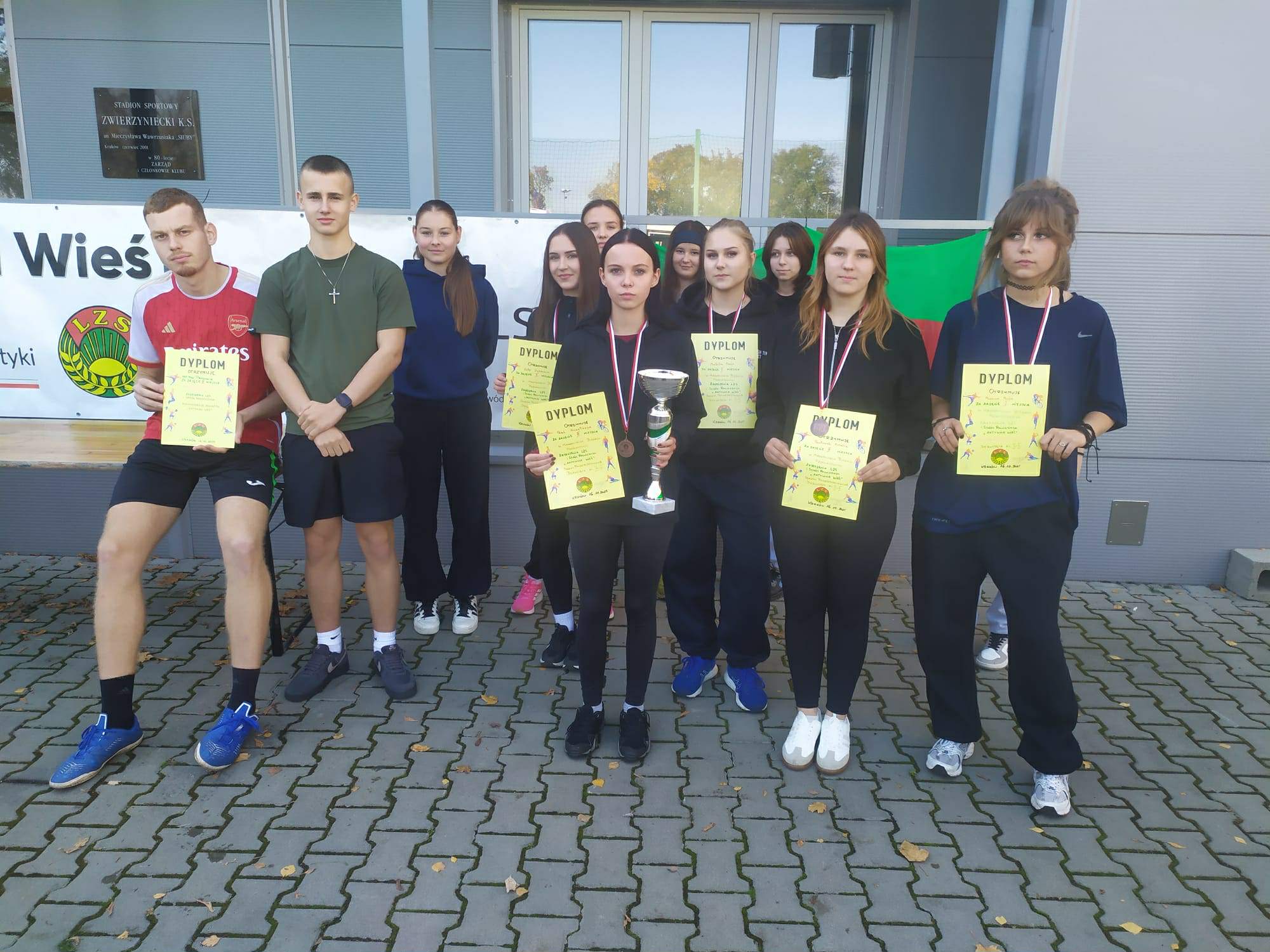 KOLEJNY W TYM ROKU SUKCES SPORTOWY NASZYCH UCZNIÓW - II MIEJSCE W KLASYFIKACJI POWIATÓW W JESIENNYCH BIEGACH PRZEŁAJOWYCH LZS W KRAKOWIE