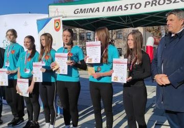 VII BIEG DLA NIEPODLEGŁEJ Z UDZIAŁEM UCZNIÓW ZS PROSZOWICE. I MIEJSCE DLA UCZENNICY TECHNIKUM W KLASYFIKACJI INDYWIDUALNEJ DZIEWCZĄT SZKÓŁ ŚREDNICH