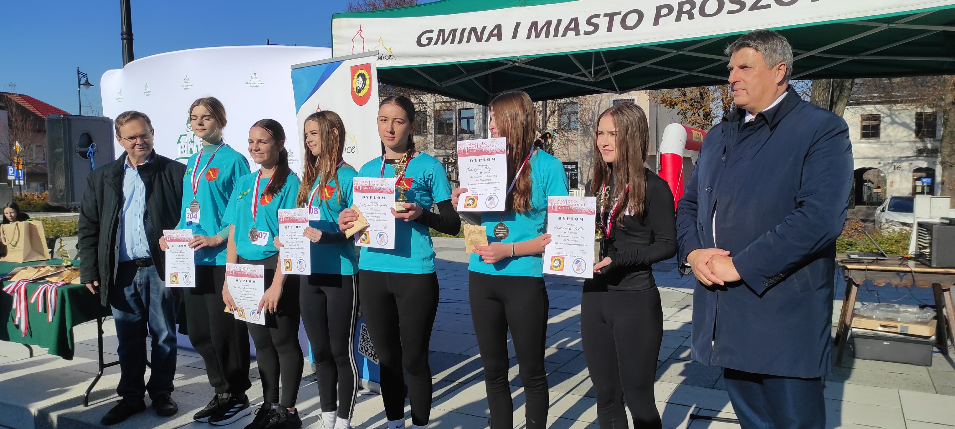 VII BIEG DLA NIEPODLEGŁEJ Z UDZIAŁEM UCZNIÓW ZS PROSZOWICE. I MIEJSCE DLA UCZENNICY TECHNIKUM W KLASYFIKACJI INDYWIDUALNEJ DZIEWCZĄT SZKÓŁ ŚREDNICH