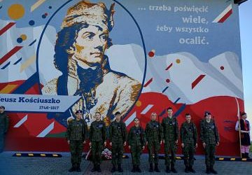 UROCZYSTOŚĆ ODSŁONIĘCIA MURALU TADEUSZA KOŚCIUSZKI W KONIUSZY Z UDZIAŁEM UCZNIÓW KLAS MUNDUROWYCH ZS PROSZOWICE