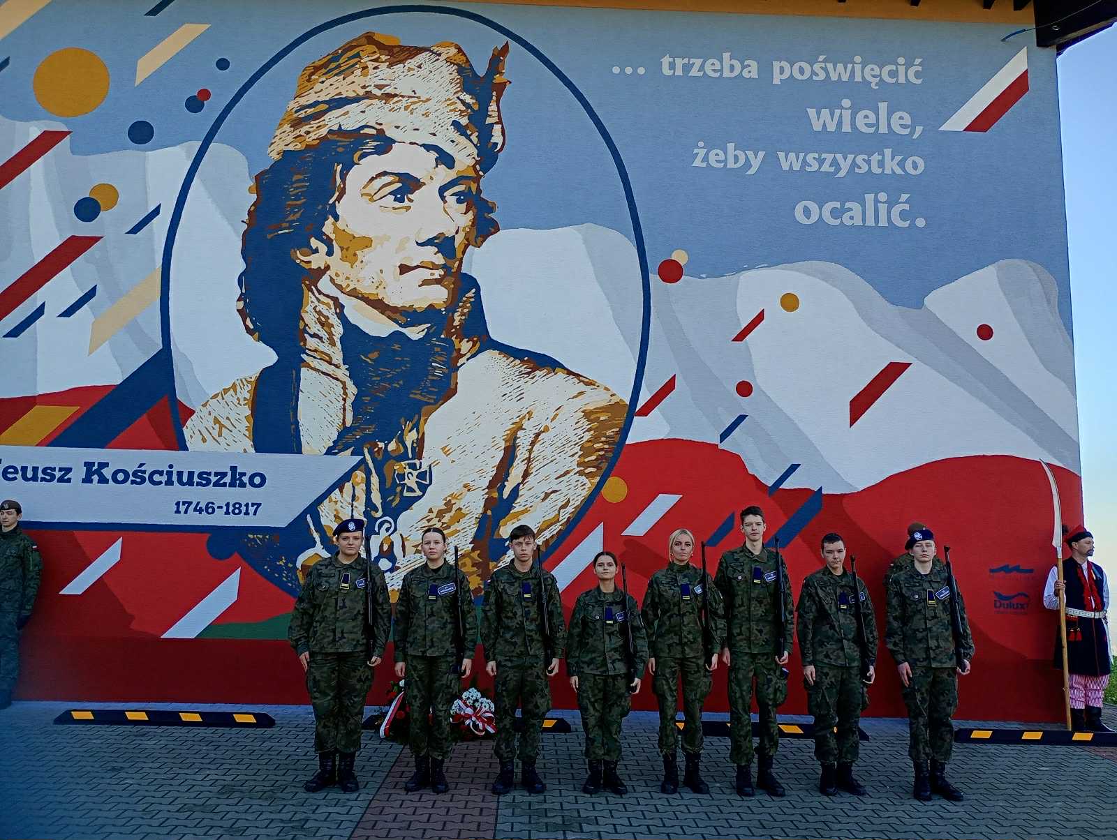 UROCZYSTOŚĆ ODSŁONIĘCIA MURALU TADEUSZA KOŚCIUSZKI W KONIUSZY Z UDZIAŁEM UCZNIÓW KLAS MUNDUROWYCH ZS PROSZOWICE