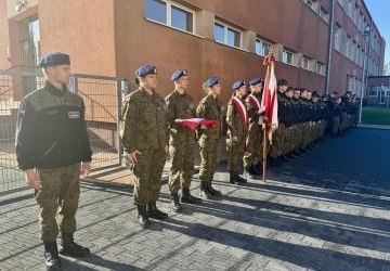 UROCZYSTE PODNIESIENIE FLAGI PAŃSTWOWEJ NA MASZT W ZS PROSZOWICE Z OKAZJI 107 ROCZNICY ODZYSKANIA NIEPODLEGŁOŚCI