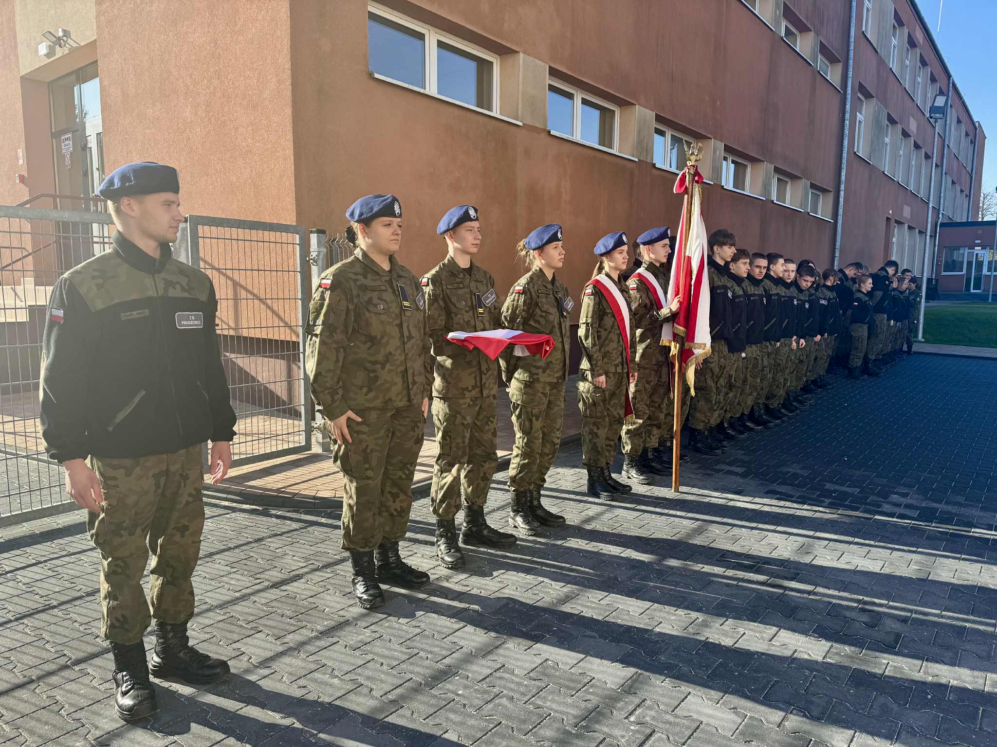 UROCZYSTE PODNIESIENIE FLAGI PAŃSTWOWEJ NA MASZT W ZS PROSZOWICE Z OKAZJI 107 ROCZNICY ODZYSKANIA NIEPODLEGŁOŚCI