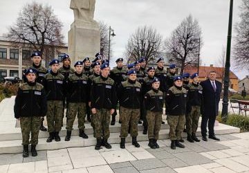 OBCHODY 107 ROCZNICY ODZYSKANIA PRZEZ POLSKĘ NIEPODLEGŁOŚCI Z UDZIAŁEM POCZTU SZTANDAROWEGO ORAZ UCZNIÓW KLAS MUNDUROWYCH ZS PROSZOWICE