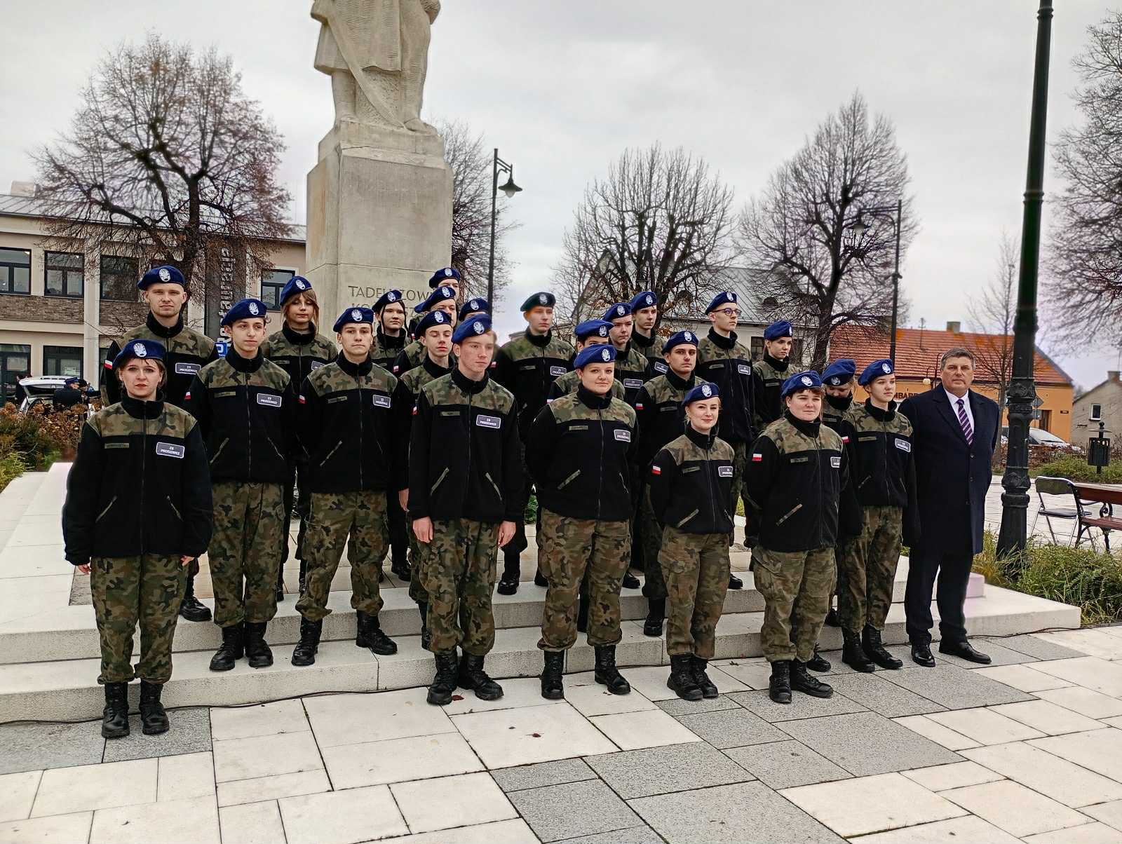 OBCHODY 107 ROCZNICY ODZYSKANIA PRZEZ POLSKĘ NIEPODLEGŁOŚCI Z UDZIAŁEM POCZTU SZTANDAROWEGO ORAZ UCZNIÓW KLAS MUNDUROWYCH ZS PROSZOWICE