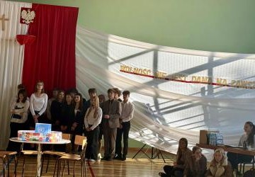 WOLNOŚĆ NIE JEST DANA NA ZAWSZE ...  UROCZYSTA AKADEMIA W ZS PROSZOWICE Z OKAZJI 107 ROCZNICY ODZYSKANIA NIEPODLEGŁOŚCI