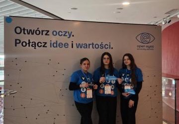 O EKONOMII WARTOŚCI – UCZENNICE TECHNIKUM EKONOMICZNEGO ZS PROSZOWICE WOLONTARIUSZKAMI NA JUBILEUSZOWYM KONGRESIE EKONOMICZNYM OEES 2025