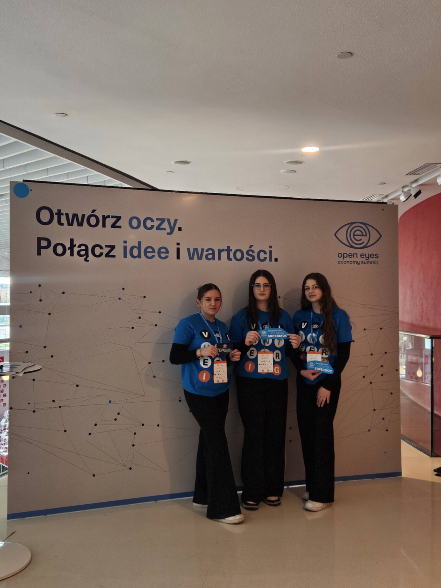 O EKONOMII WARTOŚCI – UCZENNICE TECHNIKUM EKONOMICZNEGO ZS PROSZOWICE WOLONTARIUSZKAMI NA JUBILEUSZOWYM KONGRESIE EKONOMICZNYM OEES 2025