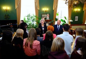 W SERCU ADMINISTRACJI RZĄDOWEJ W WOJEWÓDZTWIE – WIZYTA UCZNIÓW ZS PROSZOWICE W MAŁOPOLSKIM URZĘDZIE WOJEWÓDZKIM W KRAKOWIE . UDZIAŁ W WARSZTATACH W RAMACH „LEKCJI OBYWATELSKICH”