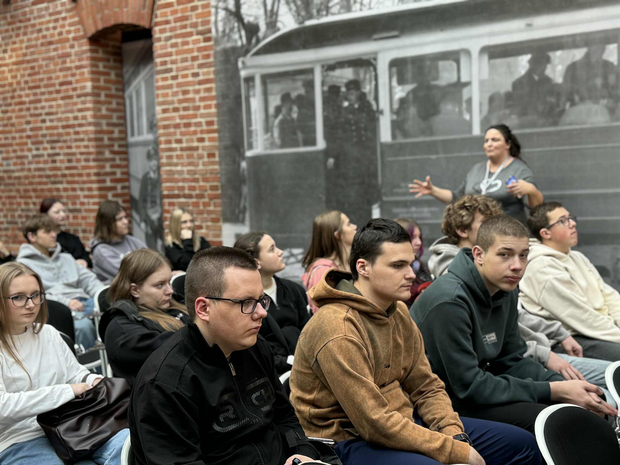 WARSZTATY EDUKACYJNE W MUZEUM ARMII KRAJOWEJ W KRAKOWIE – UDZIAŁ W GRZE WIELKOFORMATOWEJ