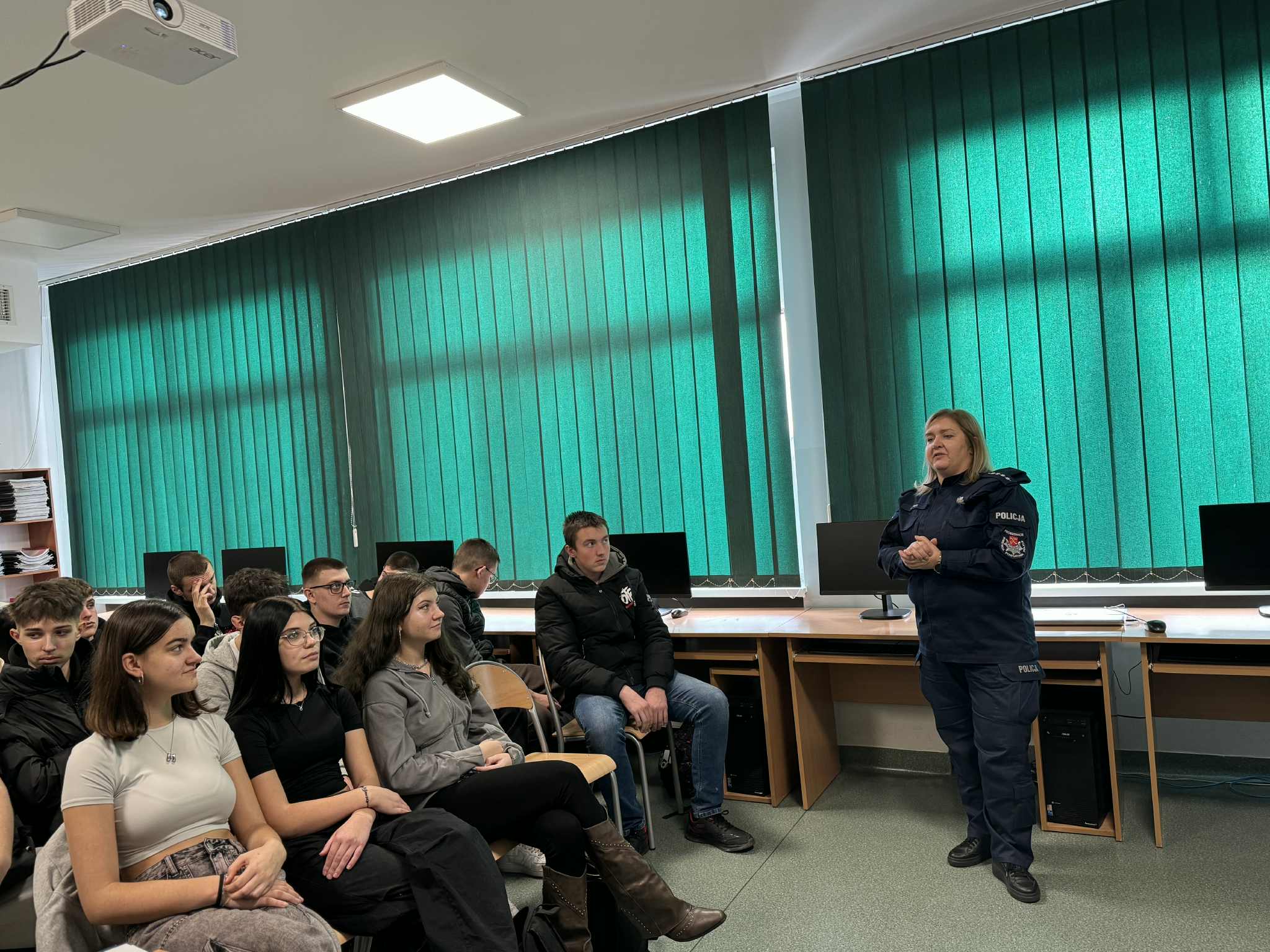 O KONSEKWENCJACH PRAWNYCH W ŚRODOWISKU SZKOLNYM - PRELEKCJA POLICJANTÓW KPP W PROSZOWICACH DLA UCZNIÓW SZKOŁY BRANŻOWEJ I STOPNIA ZS PROSZOWICE