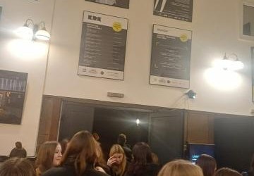 MIŁOŚNICY TEATRU Z ZS PROSZOWICE NA SPEKTAKLU „ŁAWECZKA” W TEATRZE PRASKA 52