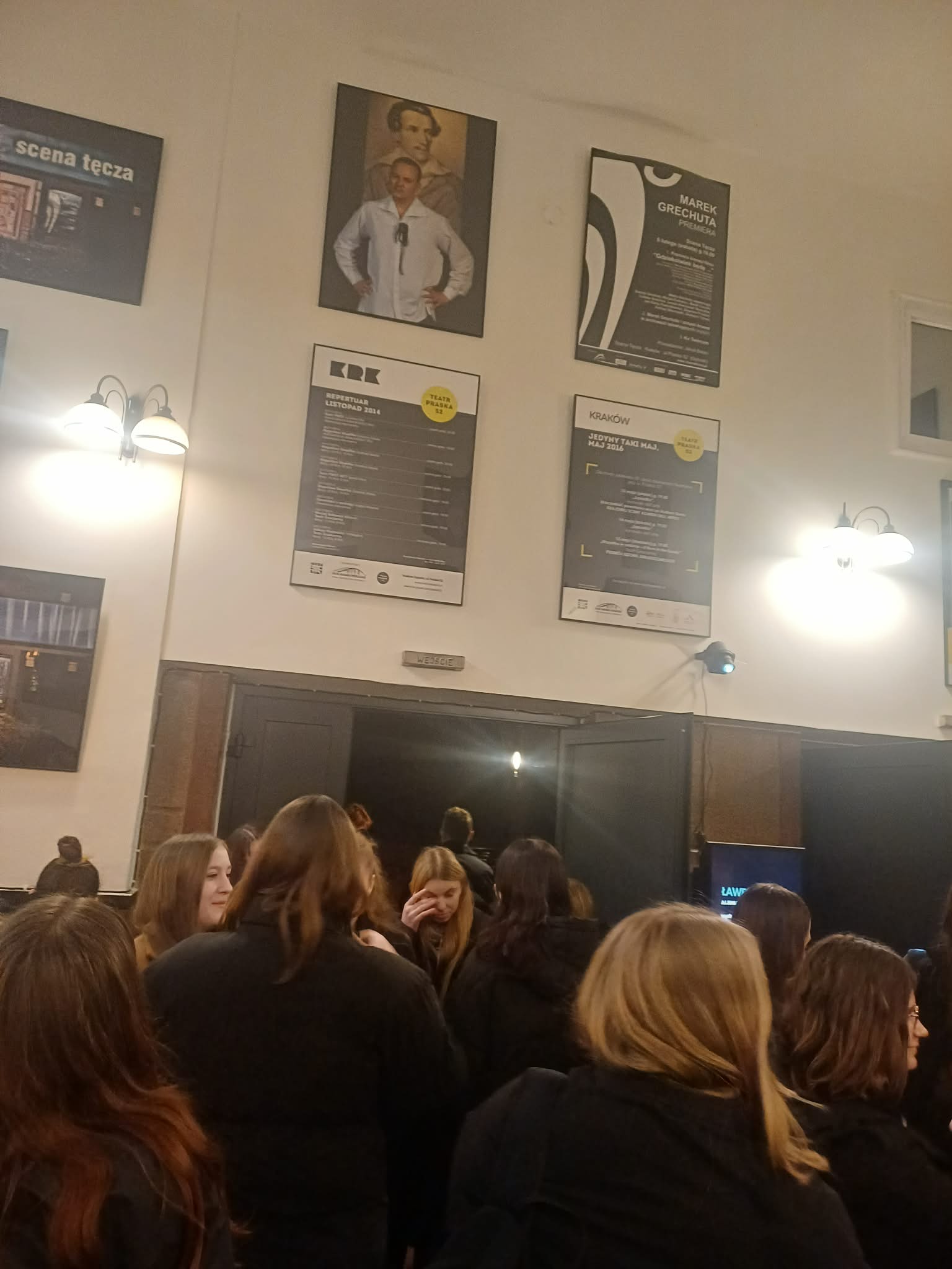 MIŁOŚNICY TEATRU Z ZS PROSZOWICE NA SPEKTAKLU „ŁAWECZKA” W TEATRZE PRASKA 52