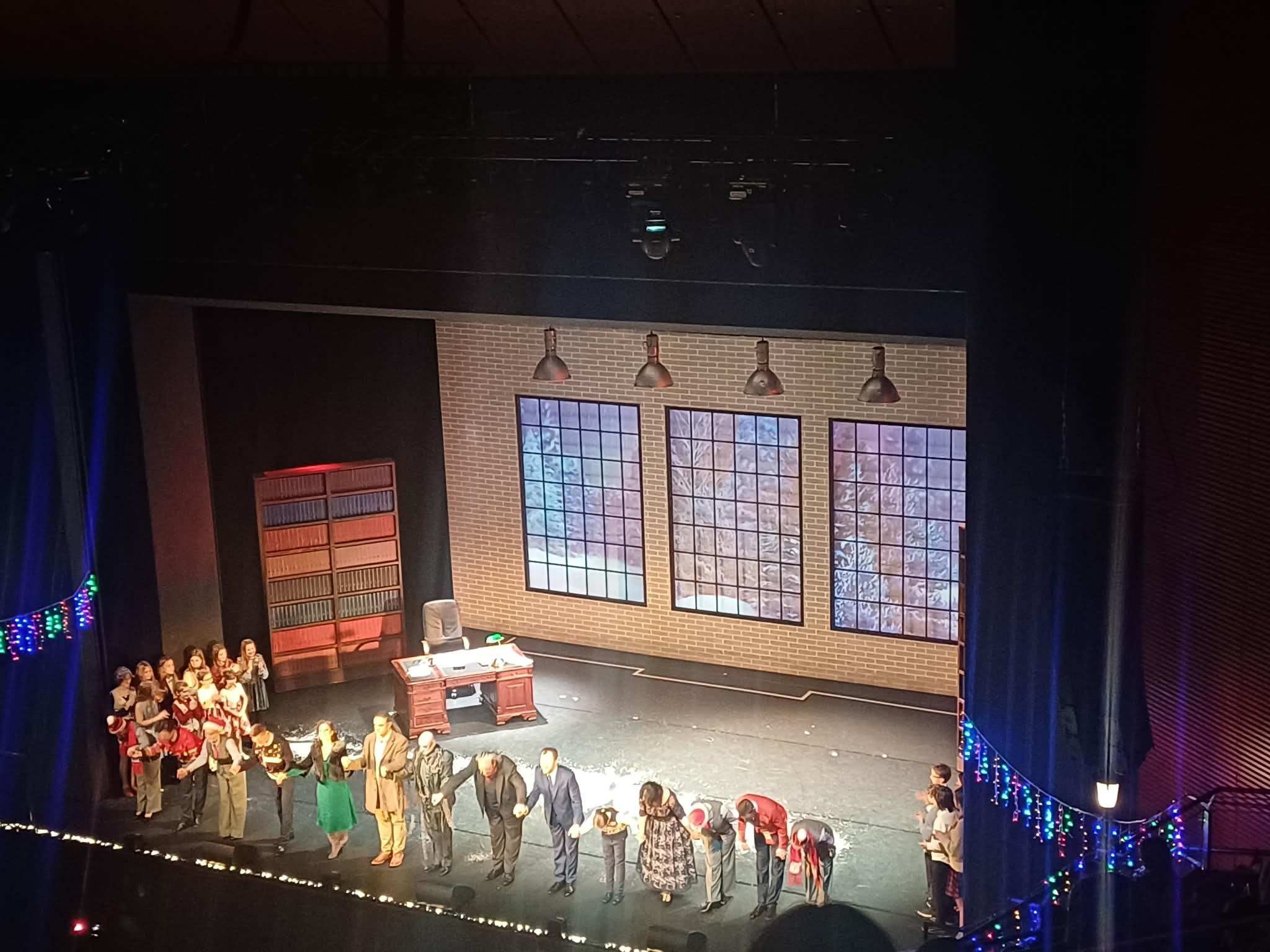 NOWA OPOWIEŚĆ WIGILIJNA W KRAKOWSKIEJ OPERZE – KATHARSIS W ŚWIĄTECZNEJ AURZE