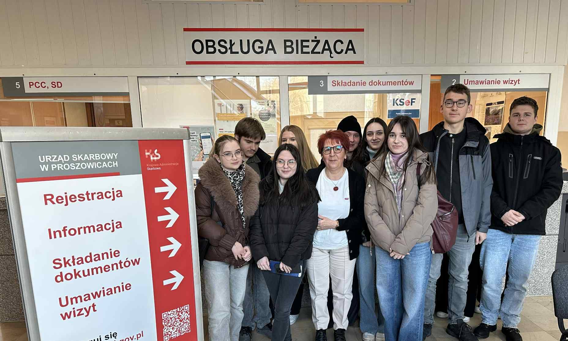 WIZYTA ZAWODOZNAWCZA UCZNIÓW TECHNIKUM EKONOMICZNEGO W URZĘDZIE SKARBOWYM W PROSZOWICACH