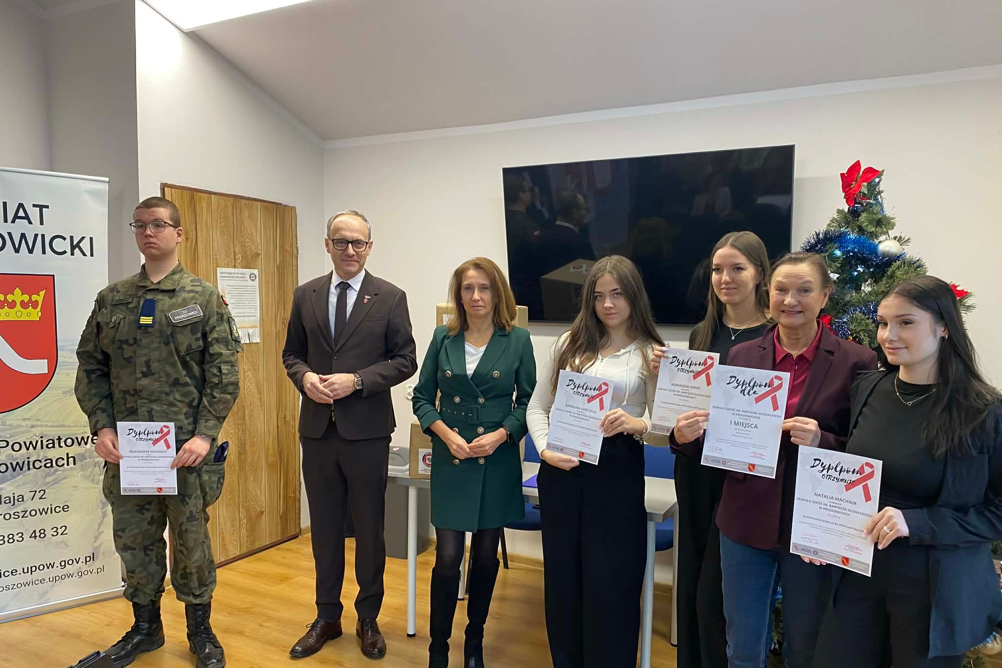 SUKCES UCZNIÓW ZS PROSZOWICE W POWIATOWYM KONKURSIE PT. „MOJA ŁATKA WSPARCIA – PROFILAKTYKA HIV”