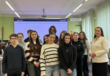 LEKCJA OBYWATELSKA – WIZYTA LICEALISTÓW ZS PROSZOWICE W STAROSTWIE POWIATOWYM W PROSZOWICACH