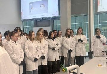 WSZYSTKO MA peHA  – ODKRYWAMY TAJEMNICE KWASÓW I ZASAD. WARSZTATY CHEMICZNE W OKREŚLANIU ODCZYNU ROZTWORÓW I MIARECZKOWANIA DLA KLASY BIOLOGICZNO-CHEMICZNEJ W MAŁOPOLSKIM CENTRUM NAUKI COGITEON