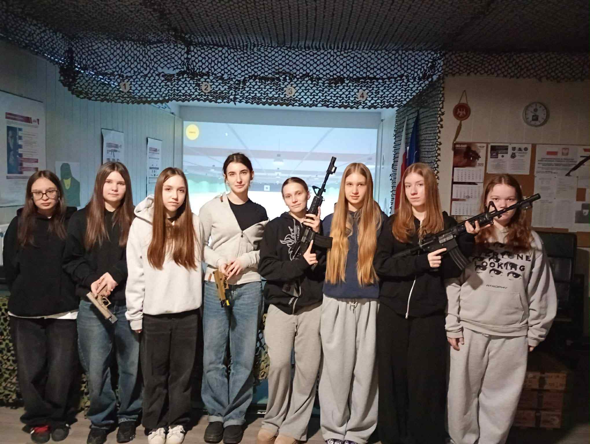 ZAJĘCIA DLA UCZNIÓW KLAS ÓSMYCH W WIRTUALNEJ STRZELNICY ZS PROSZOWICE