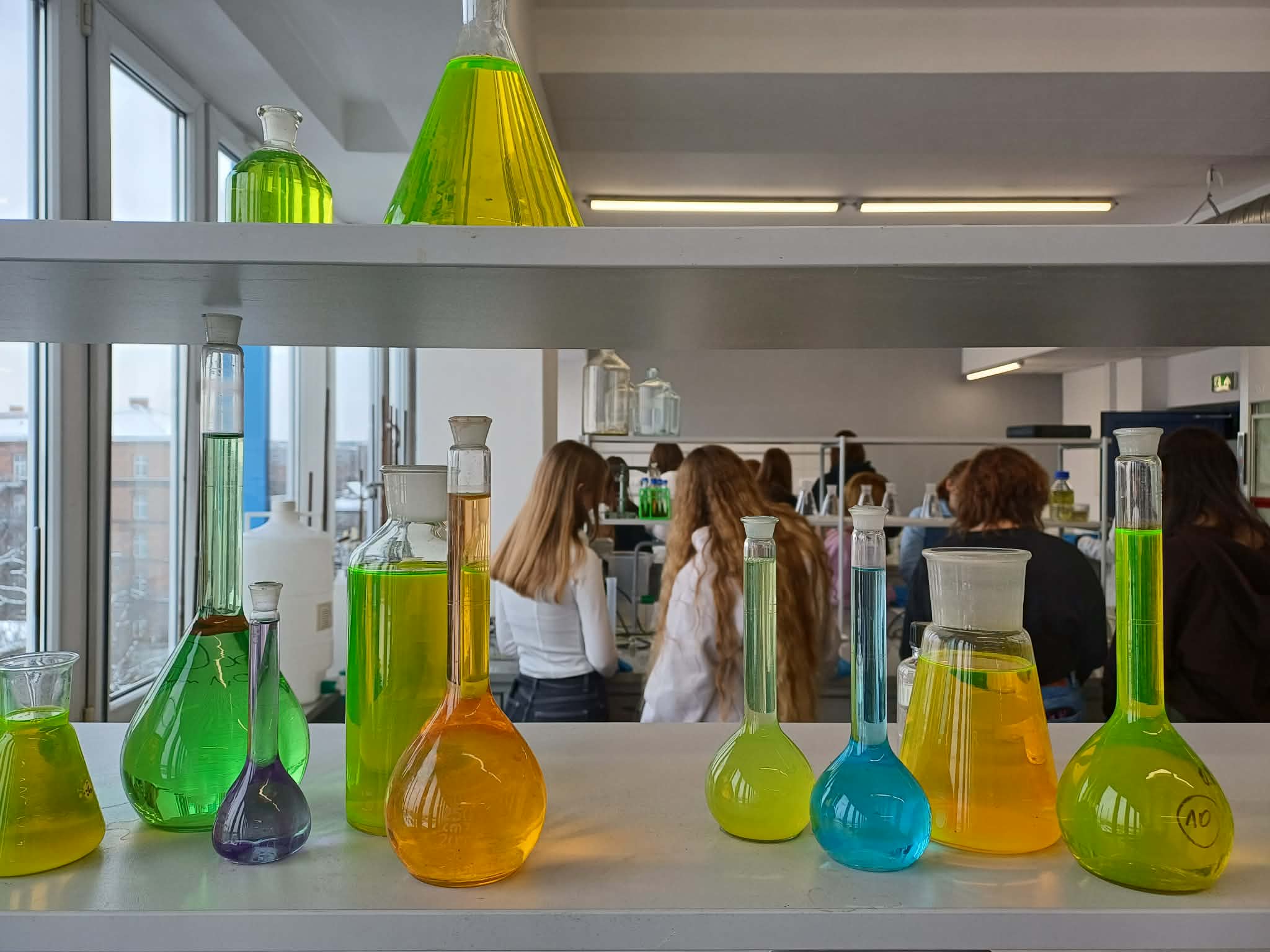 UCZNIOWIE ZS PROSZOWICE NA ZAJĘCIACH LABORATORYJNYCH NA WYDZIALE INŻYNIERII I TECHNOLOGII CHEMICZNEJ POLITECHNIKI KRAKOWSKIEJ