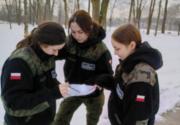 ĆWICZENIA TERENOWE KLASY IIIA MUNDUROWEJ W PARKU MIEJSKIM W PROSZOWICACH
