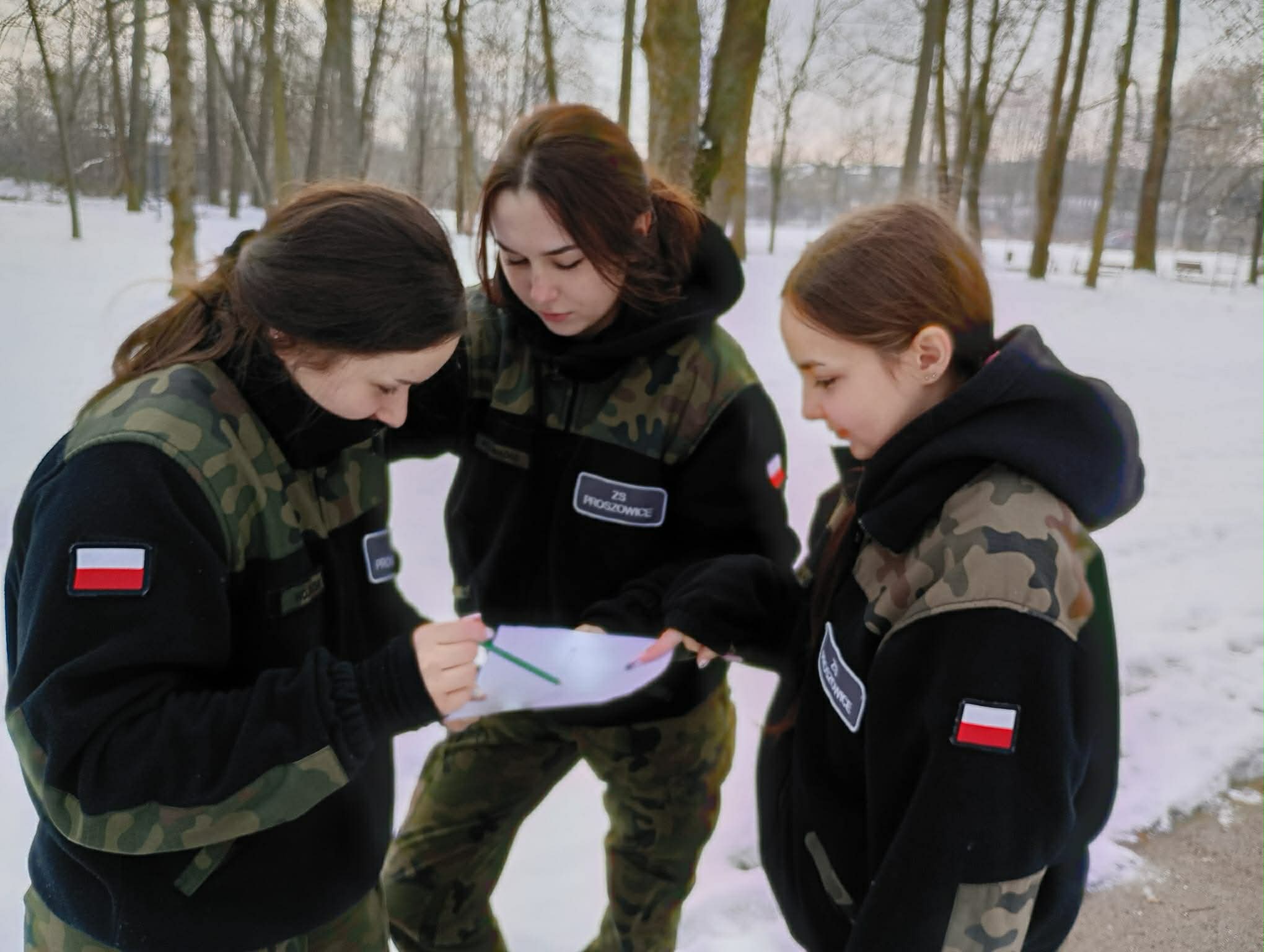 ĆWICZENIA TERENOWE KLASY IIIA MUNDUROWEJ W PARKU MIEJSKIM W PROSZOWICACH