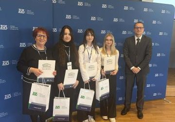 REPREZENTANTKI TECHNIKUM EKONOMICZNEGO ZS PROSZOWICE W ETAPIE WOJEWÓDZKIM OLIMPIADY ZUS „WARTO WIEDZIEĆ WIĘCEJ O UBEZPIECZENIACH SPOŁECZNYCH”