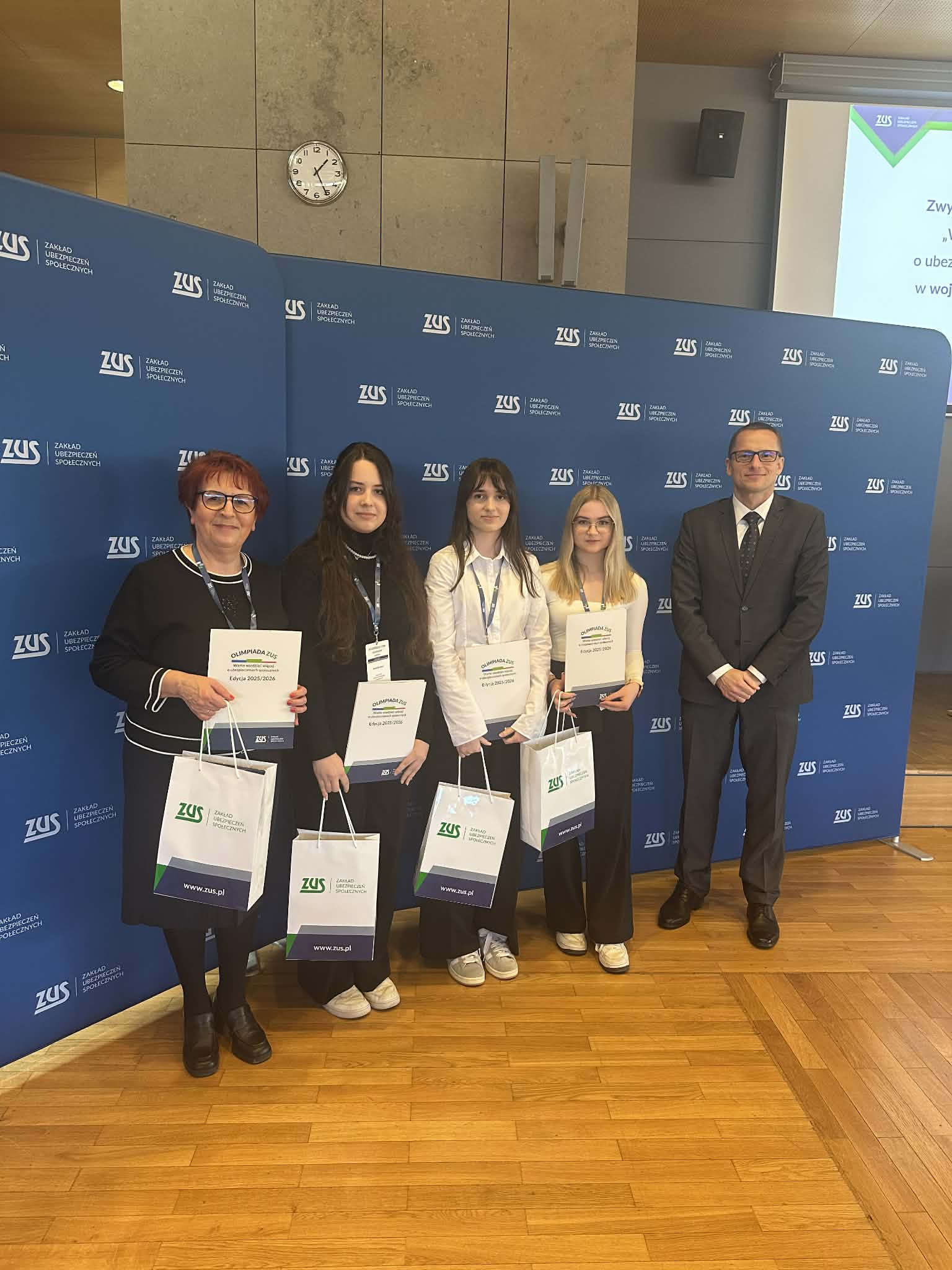 REPREZENTANTKI TECHNIKUM EKONOMICZNEGO ZS PROSZOWICE W ETAPIE WOJEWÓDZKIM OLIMPIADY ZUS „WARTO WIEDZIEĆ WIĘCEJ O UBEZPIECZENIACH SPOŁECZNYCH”