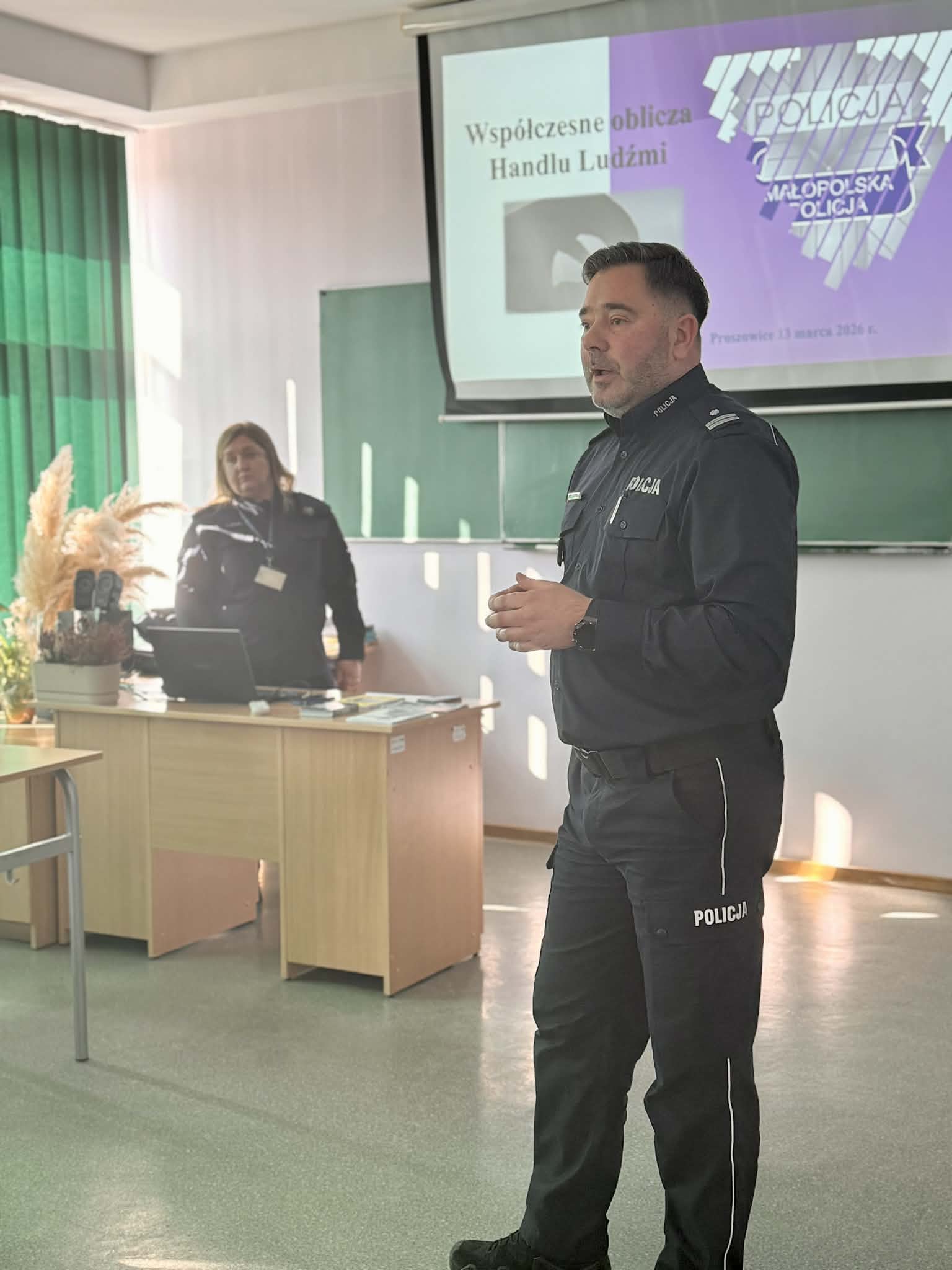 SPOTKANIE MATURZYSTÓW Z KOMENDANTEM POWIATOWYM POLICJI W PROSZOWICACH. PRELEKCJA NA TEMAT NOWYCH ZASAD DOBORU DO SŁUŻBY W POLICJI 2026