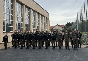 OSTATNIA MUSZTRA, OSTATNI MELDUNEK ...  POŻEGNANIE MATURZYSTÓW KLASY MUNDUROWEJ ZS PROSZOWICE