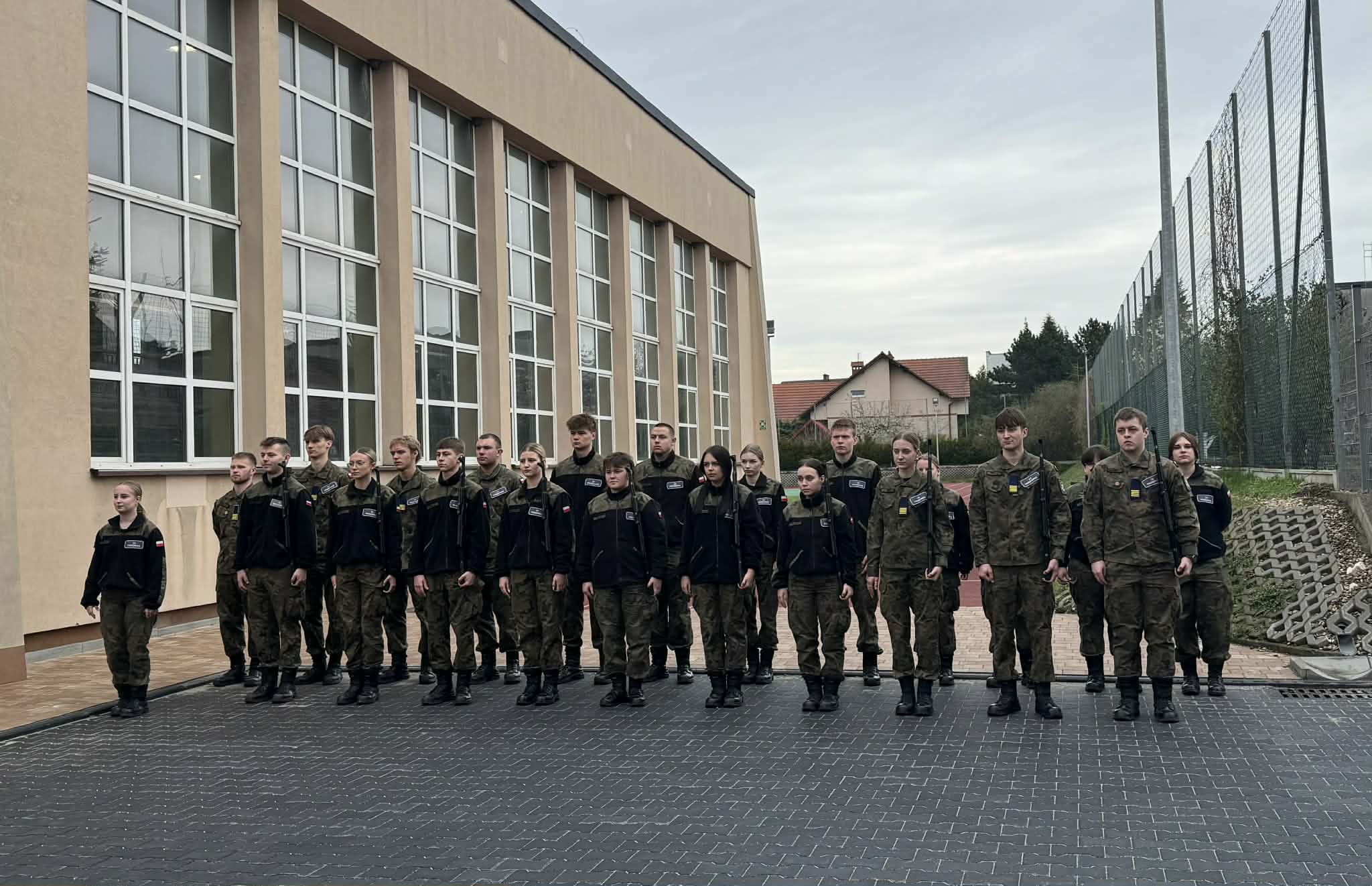 OSTATNIA MUSZTRA, OSTATNI MELDUNEK ...  POŻEGNANIE MATURZYSTÓW KLASY MUNDUROWEJ ZS PROSZOWICE