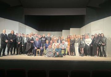 NAJLEPSZA PAMIĄTKA, KTÓRA PRZYPOMINA O MAGII SPEKTAKLU TO WSPÓLNE ZDJĘCIE UCZNIÓW ZS PROSZOWICE Z AKTORAMI TEATRU BAGATELA