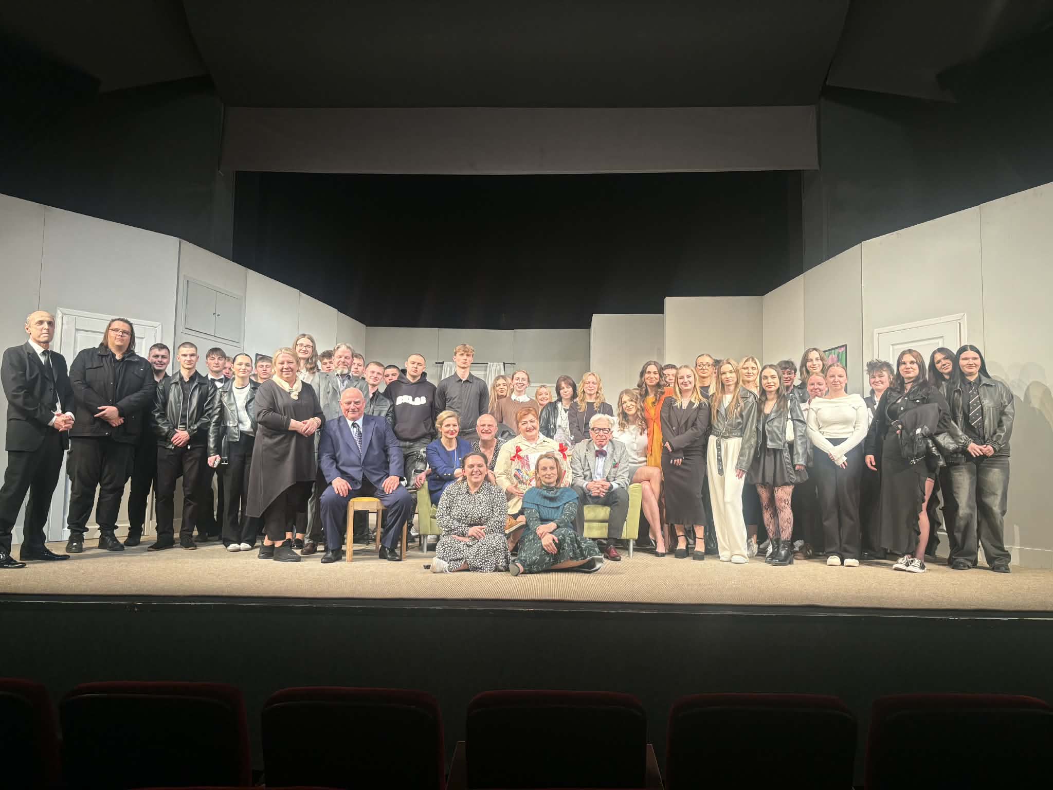 NAJLEPSZA PAMIĄTKA, KTÓRA PRZYPOMINA O MAGII SPEKTAKLU TO WSPÓLNE ZDJĘCIE UCZNIÓW ZS PROSZOWICE Z AKTORAMI TEATRU BAGATELA