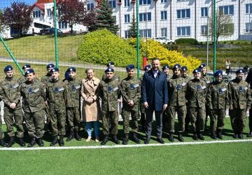 OGÓLNOPOLSKA INAUGURACJA V EDYCJI PROGRAMU „EDUKACJA Z WOJSKIEM” W PAŁECZNICY. SPOTKANIE UCZNIÓW KLASY MUNDUROWEJ ZS PROSZOWICE Z MINISTRAMI: MON I MEN