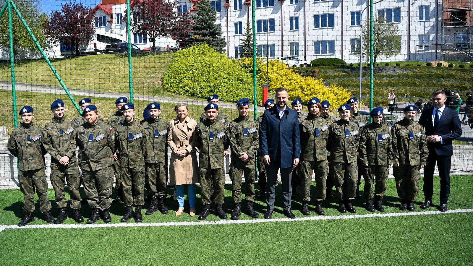 OGÓLNOPOLSKA INAUGURACJA V EDYCJI PROGRAMU „EDUKACJA Z WOJSKIEM” W PAŁECZNICY. SPOTKANIE UCZNIÓW KLASY MUNDUROWEJ ZS PROSZOWICE Z MINISTRAMI: MON I MEN