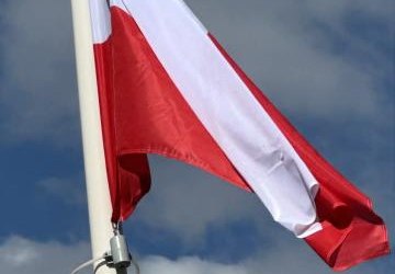 HISTORIA, PATRIOTYZM, TOŻSAMOŚĆ ...  UROCZYSTE PODNIESIENIE FLAGI PAŃSTWOWEJ NA MASZT W ZS PROSZOWICE Z OKAZJI DNIA FLAGI ORAZ 235 ROCZNICY UCHWALENIA KONSTYTUCJI 3 MAJA