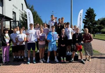 KOLEJNY SUKCES SPORTOWY UCZNIÓW ZS PROSZOWICE.  I MIEJSCE W SZTAFECIE KU CZCI GEN. BOLESŁAWA NIECZUI-OSTROWSKIEGO