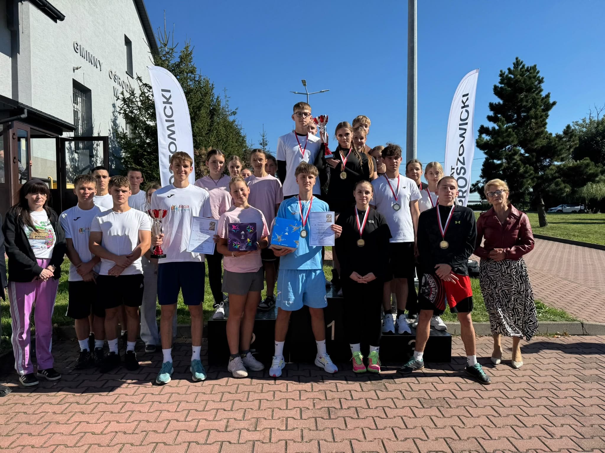 KOLEJNY SUKCES SPORTOWY UCZNIÓW ZS PROSZOWICE.  I MIEJSCE W SZTAFECIE KU CZCI GEN. BOLESŁAWA NIECZUI-OSTROWSKIEGO